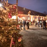 Adventmarkt Schloss Lackenbach Innenhof