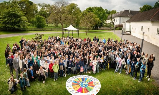 Schulklassen Gruppenfoto auf einer Wiese hinter Schloss Lackenbach