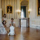 Eltern mit ihren Kind bei einer Führung im Schloss