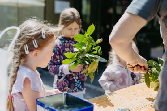 Kinder basteln mit Naturmaterialien