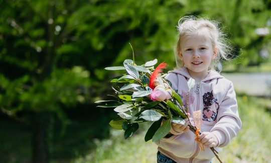 Mädchen mit einem Strauß im Schloss Lackenbach