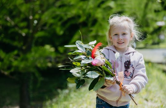 Mädchen mit einem Strauß im Schloss Lackenbach