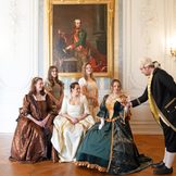 Menschen im Schloss Esterházy im Kostüm