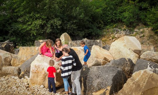 Kinder bei einer Führung im Steinbruch