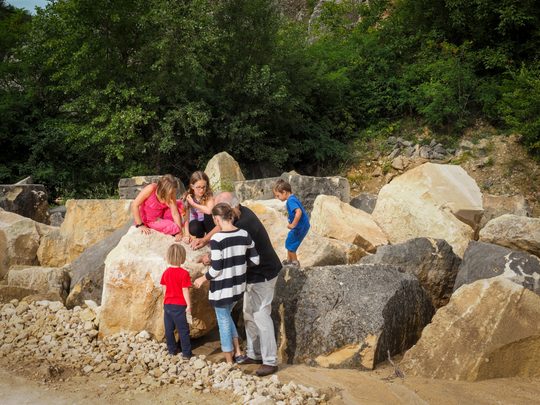 Kinder bei einer Führung im Steinbruch