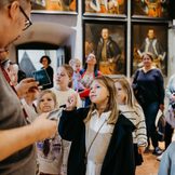 Kinder bei einer Führung im Burg