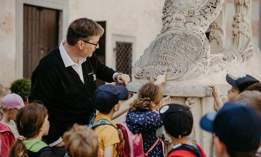 Schüler bei einer Führung auf Burg Forchtenstein