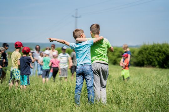 Kinder auf einer Wiese