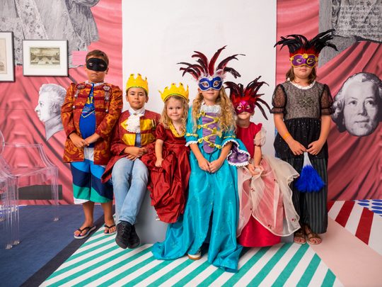 Kinder in Opernkostümen