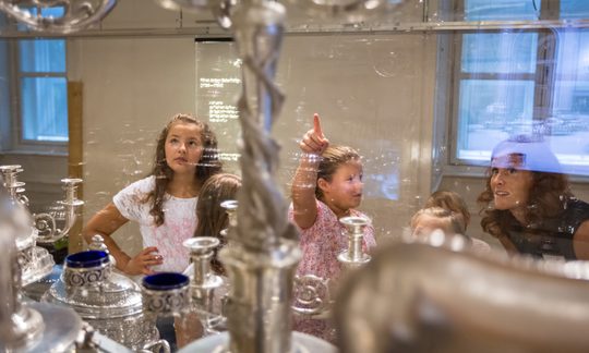 Silbergeschirr und Kindergruppe im Schloss Esterházy