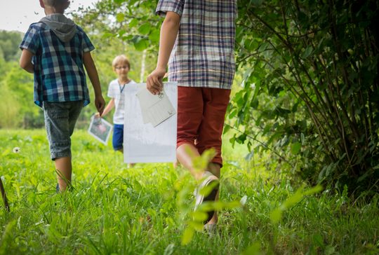 Kinder gehen über eine Wiese