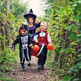 Kinder in Halloween-Kostümen