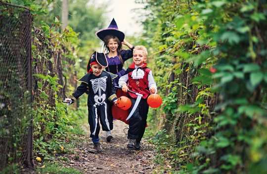 Kinder in Halloween-Kostümen