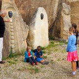 Kinder vor Steinskulpturen im Steinbruch St. Margarethen