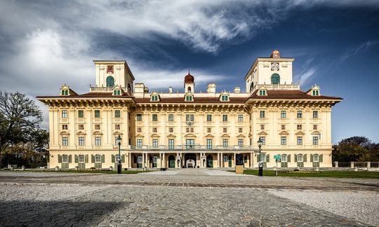 Ansicht des Schlosses Esterházy in Eisenstadt vom Schlossplatz aus.