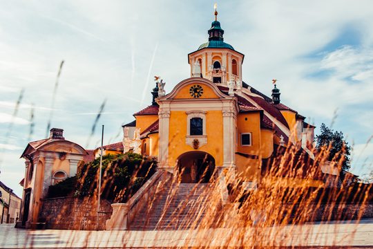 Ein herbstliches Foto der Bergkirche in Eisenstadt.