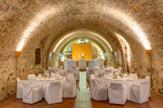 Tische und Gewölbe im Lutherkeller