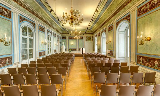 Empiresaal mit Bestuhlung im Schloss Esterházy