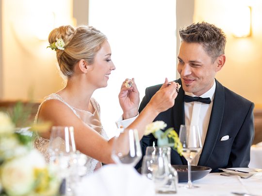 Brautpaar beim gemeinsamen Essen