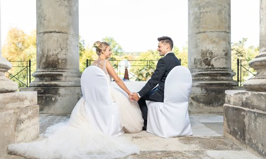 Brautpaar sitzt im Portikus im Schloss Esterházy