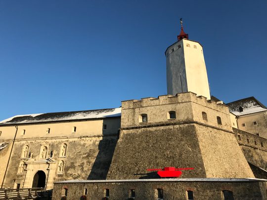 Roter Panzer vor Burg Forchtenstein