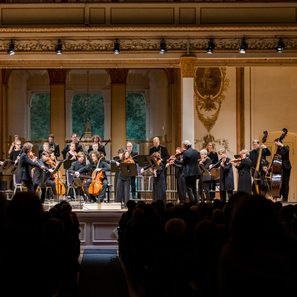 Konzert zum Jahresbeginn Musiker stehen auf der Bühne