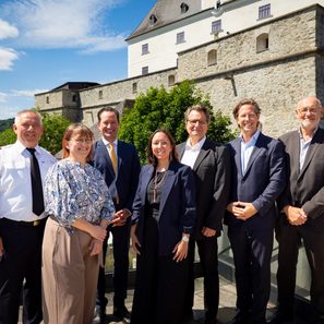 Gruppe von Personen vor Schloss Traunsee in Gmunden, Oberösterreich