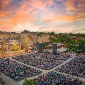Freilichtbühne Mörbisch: Tausende Besucher genießen Vorstellung bei Sonnenuntergang