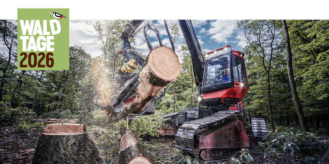 Waldtage 2026: Forstkran hebt Baumstamm in einem Wald in Österreich