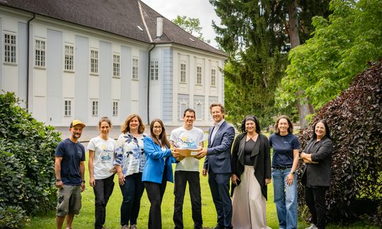 v.l. Josef Waller (Rettet das Kind), Bianca Danzinger (Rettet das Kind), Baldinger Iris (Esterhazy Betriebe AG), Anna Prinz (Esterhazy Betriebe AG), Florian (Absolvent), Michael Gröschl (Vorstand der Esterhazy Betriebe AG), Vanessa Wild (Rettet das Kind), Cornelia Thüringer (Rettet das Kind), Jutta Mohl (AMS Oberpullendorf)