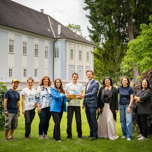 v.l. Josef Waller (Rettet das Kind), Bianca Danzinger (Rettet das Kind), Baldinger Iris (Esterhazy Betriebe AG), Anna Prinz (Esterhazy Betriebe AG), Florian (Absolvent), Michael Gröschl (Vorstand der Esterhazy Betriebe AG), Vanessa Wild (Rettet das Kind), Cornelia Thüringer (Rettet das Kind), Jutta Mohl (AMS Oberpullendorf)