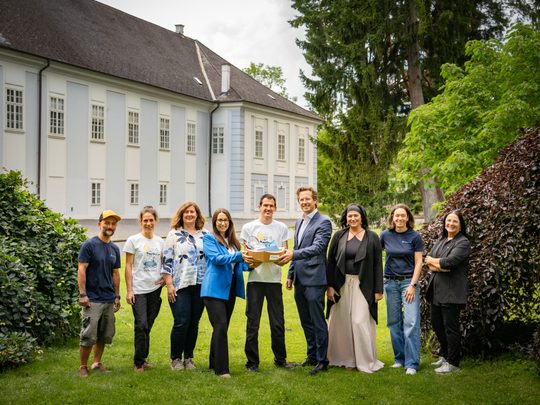 v.l. Josef Waller (Rettet das Kind), Bianca Danzinger (Rettet das Kind), Baldinger Iris (Esterhazy Betriebe AG), Anna Prinz (Esterhazy Betriebe AG), Florian (Absolvent), Michael Gröschl (Vorstand der Esterhazy Betriebe AG), Vanessa Wild (Rettet das Kind), Cornelia Thüringer (Rettet das Kind), Jutta Mohl (AMS Oberpullendorf)