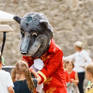 Kinder stehen vor Schlosshund Trampel