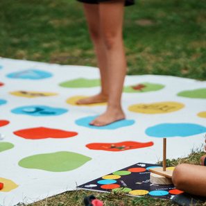 Kinder spielen Twister