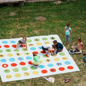 Kinder spielen Twister