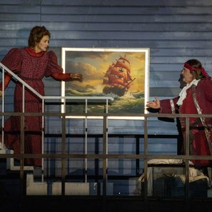 "Der fliegende Holländer" Aufführung - Frau und Mann singen auf einer Treppe