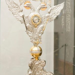 Silberne Tischuhr in Form eines kaiserlichen Doppeladlers
