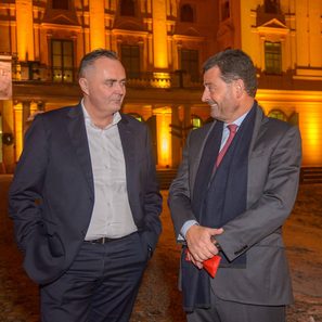 Doskozil und Ottrubay vor Schloss Esterházy