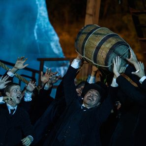 "Der fliegende Holländer" Aufführung - Männer singen mit einem Fass in Hand auf der Bühne