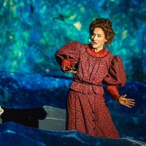 "Der fliegende Holländer" Aufführung - Frau singt auf der Bühne