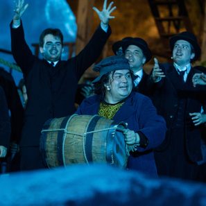 "Der fliegende Holländer" Aufführung - Männer stehen mit einem Fass und singen