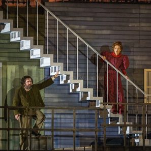 "Der fliegende Holländer" Aufführung - Frau und Mann auf der Bühne