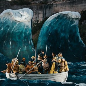 "Der fliegende Holländer" Aufführung - Männer auf einem Boot im Meer