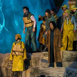 Singende Menschen auf der Bühne von "Der fliegende Holländer"