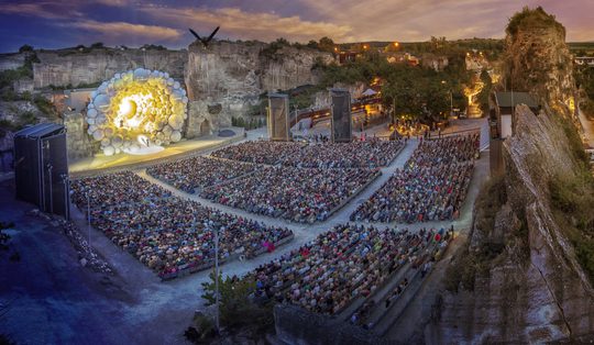 Zuschauerränge und Bühne bei der Zauberflöte 2019