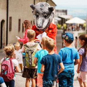 Kinder stehen vor Schlosshund Trampel
