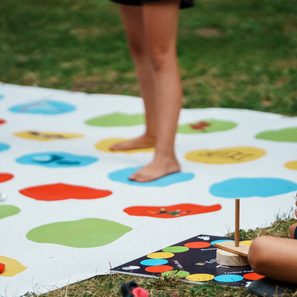 Kinder spielen Twister