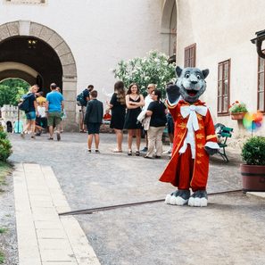 Schlosshund Trampel mit Personen im Hintergrund