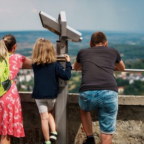 Familie genießt den Ausblick auf Burg Forchtenstein