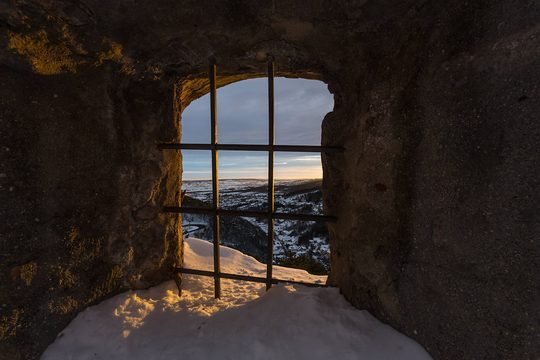 Burg Forchtenstein Schießscharte mit Schnee